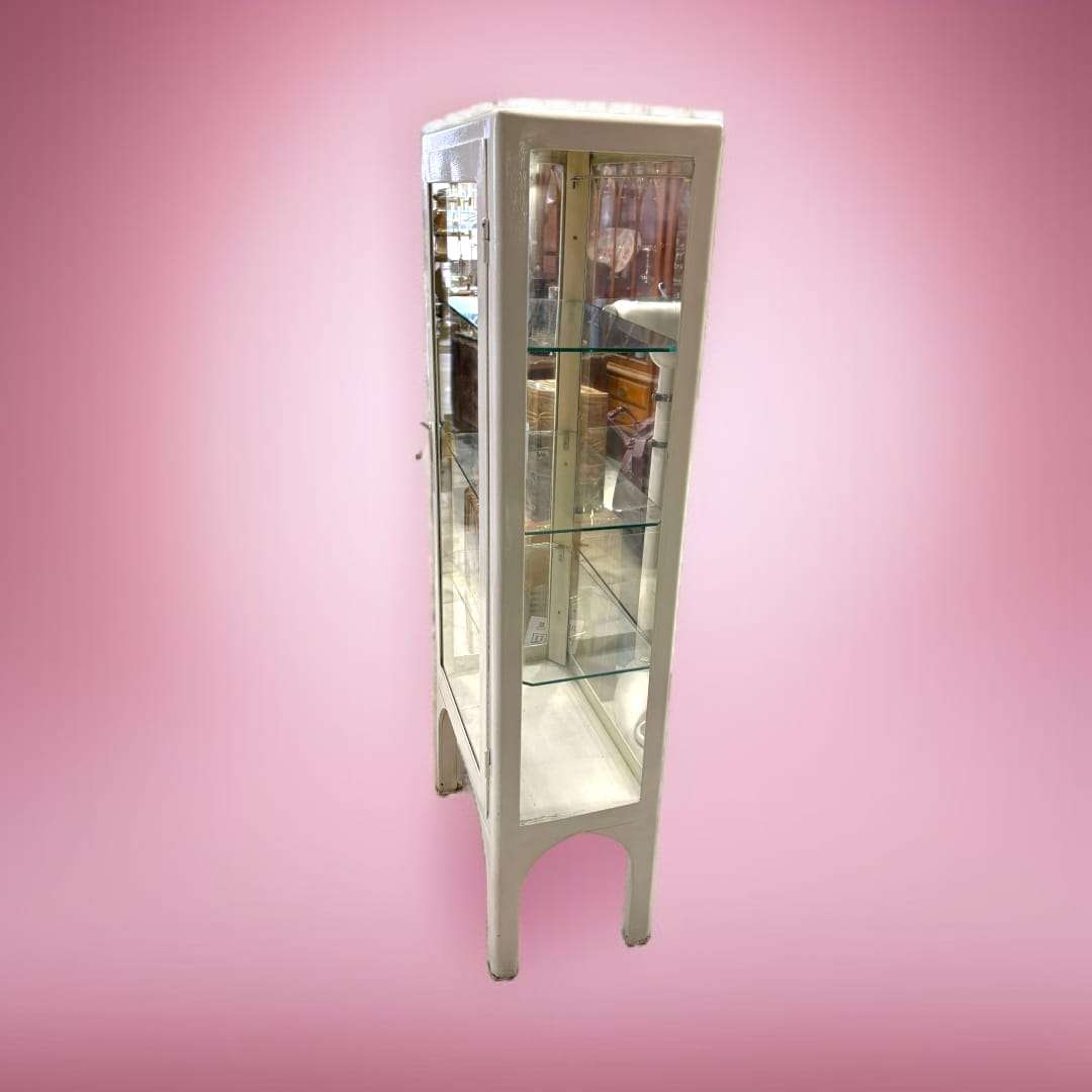 Vitrina sanitaria minimalista con fondo espejado.