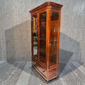 Vista lateral de la vitrina de caoba con cristal