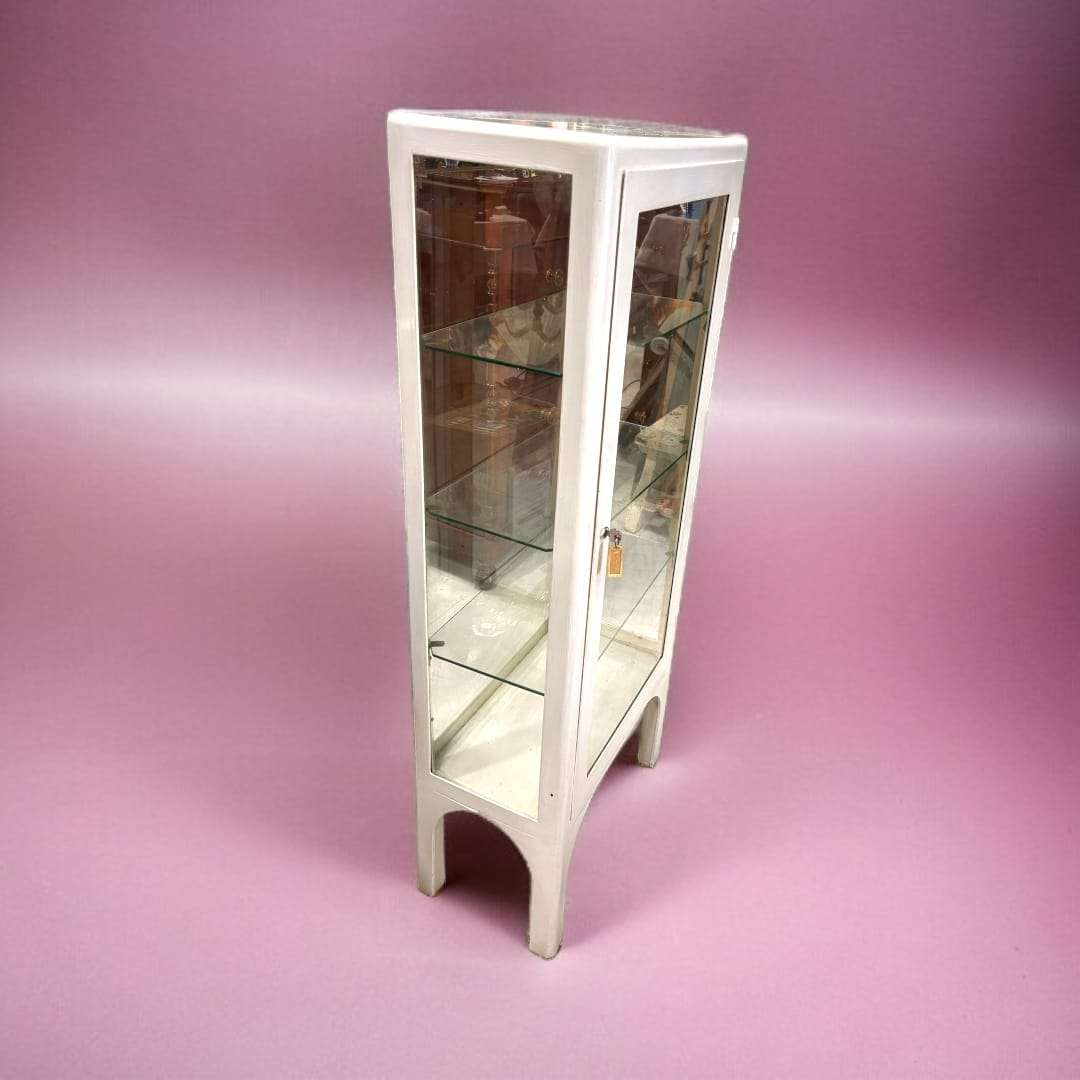 Vitrina sanitaria minimalista con fondo espejado.