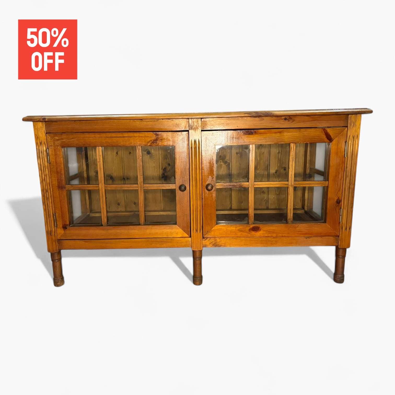 La Vitrina baja de madera asiática está diseñada para cumplir una doble función esencial: almacenaje y exposición. 