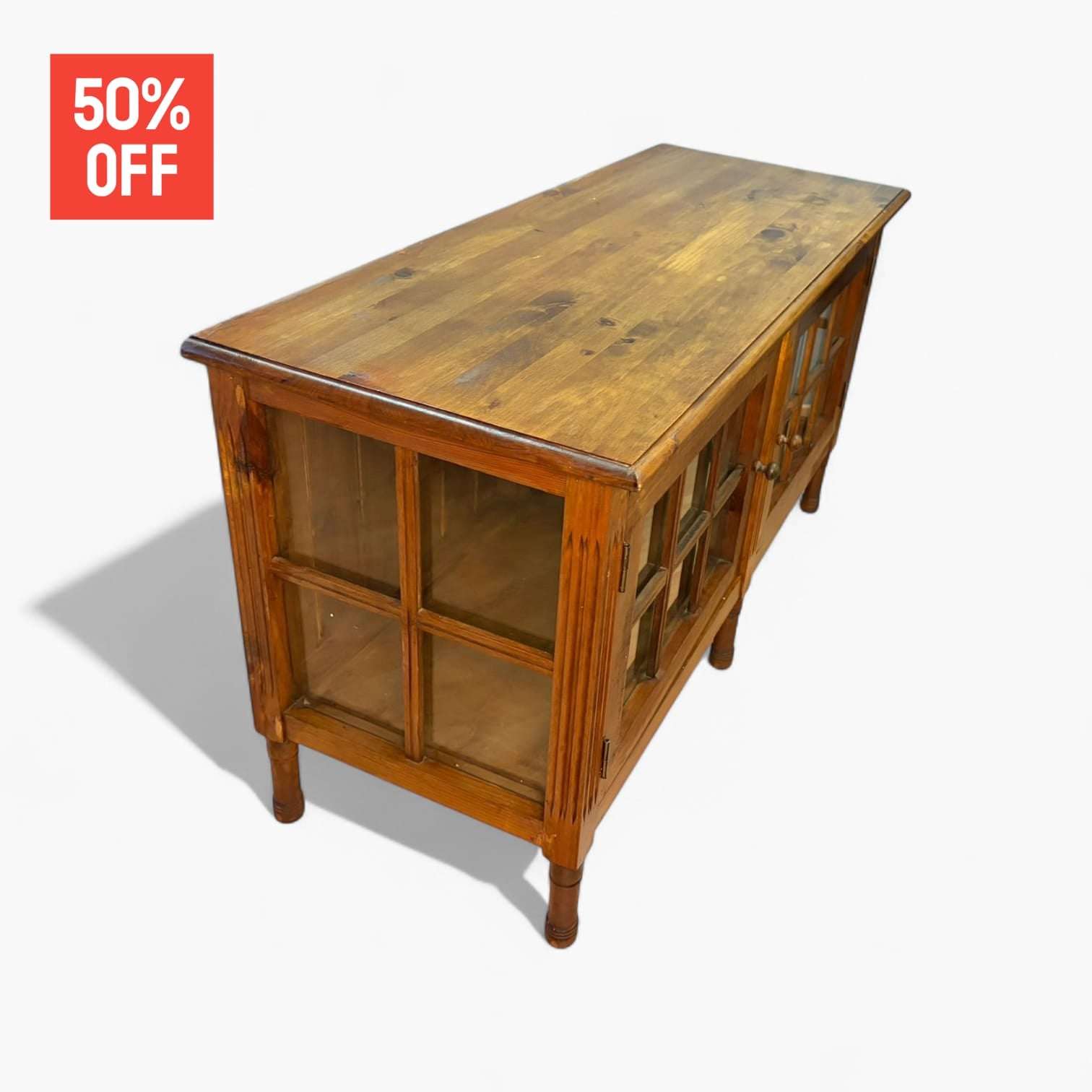 
Gracias a su altura contenida, puede utilizarse como mueble auxiliar, aparador bajo o base decorativa para lámparas, cuadros o piezas especiales, manteniendo siempre el equilibrio visual del espacio. Sus puertas acristaladas permite