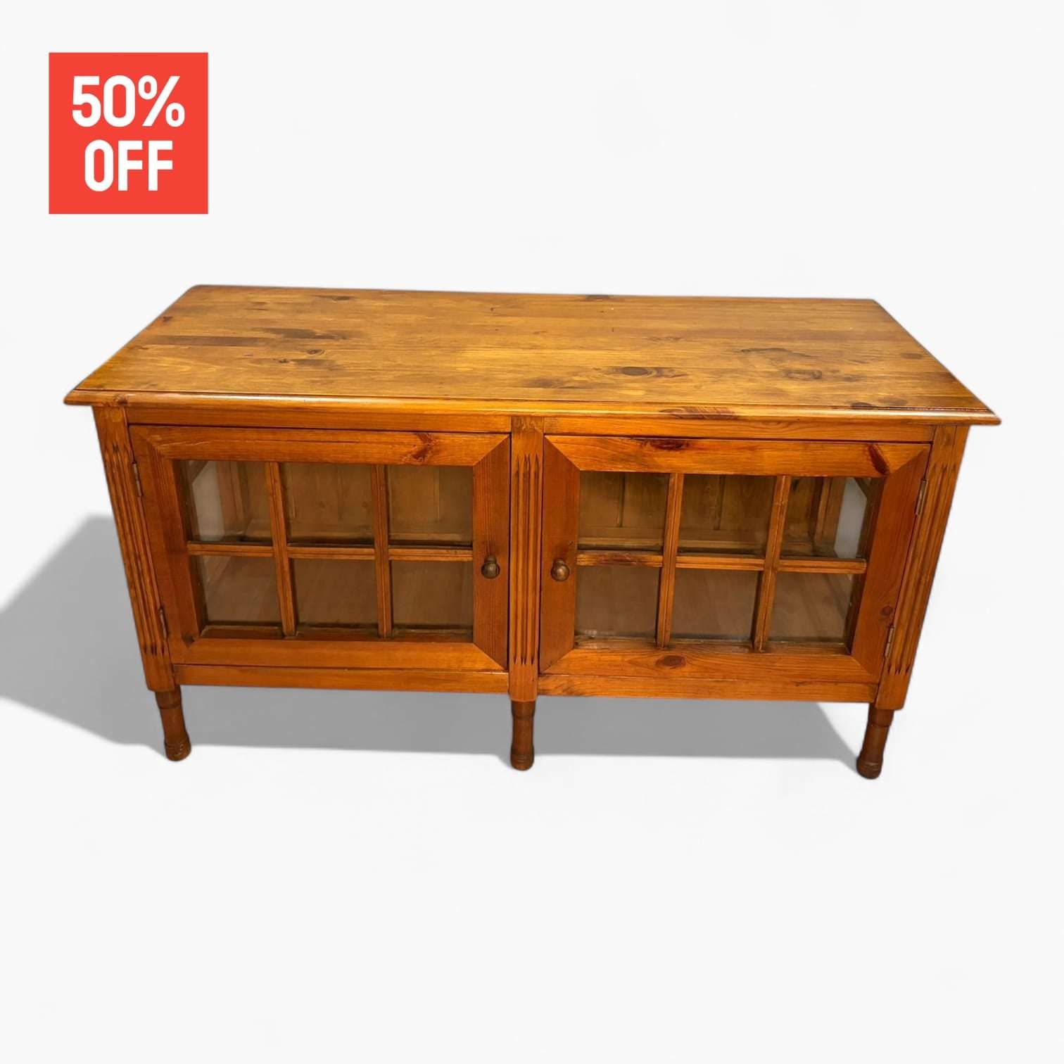 
Gracias a su altura contenida, puede utilizarse como mueble auxiliar, aparador bajo o base decorativa para lámparas, cuadros o piezas especiales, manteniendo siempre el equilibrio visual del espacio. Sus puertas acristaladas permite