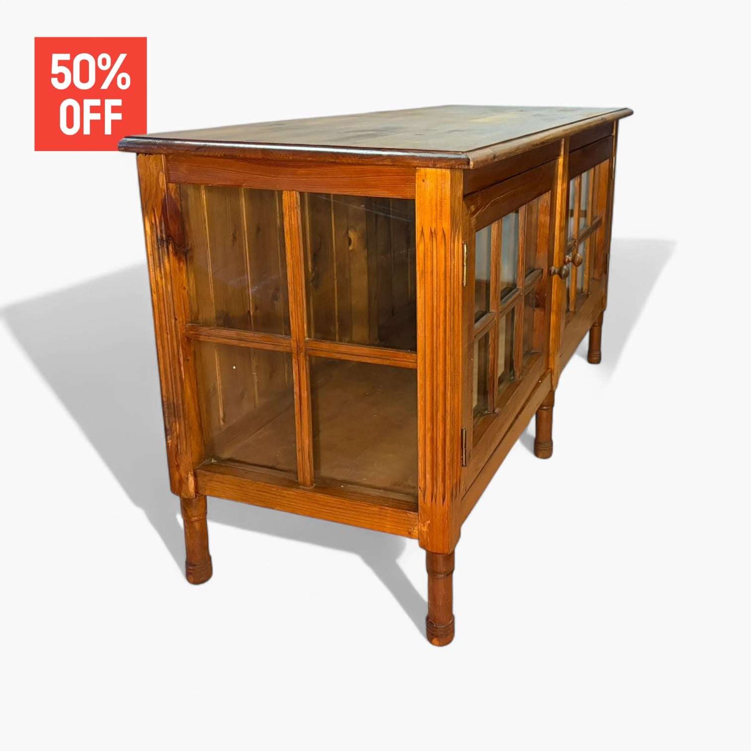 
Gracias a su altura contenida, puede utilizarse como mueble auxiliar, aparador bajo o base decorativa para lámparas, cuadros o piezas especiales, manteniendo siempre el equilibrio visual del espacio. Sus puertas acristaladas permite