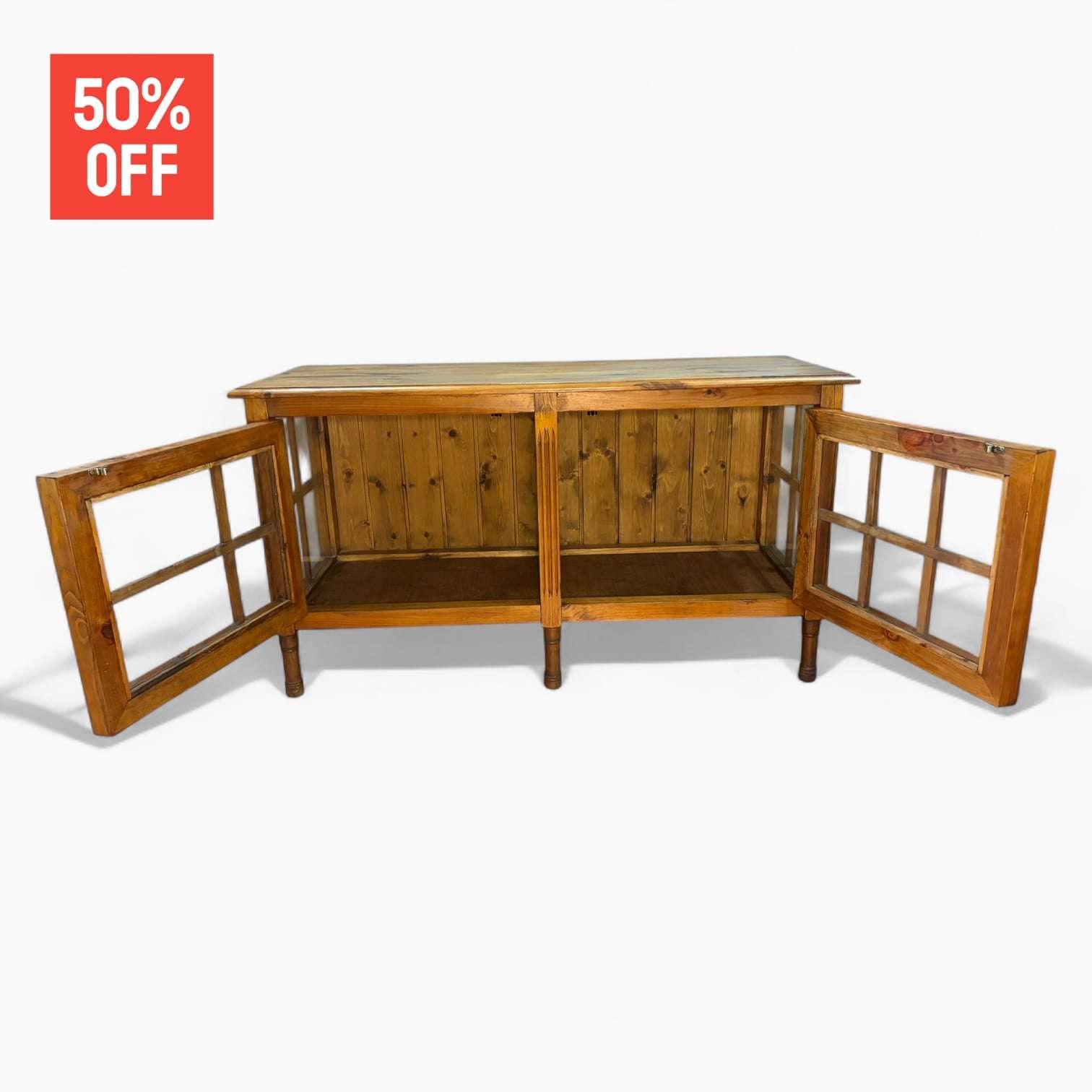 Este tipo de vitrina es ideal para salones, comedores, recibidores o espacios comerciales donde se busca mostrar objetos con elegancia sin sobrecargar el ambiente.
