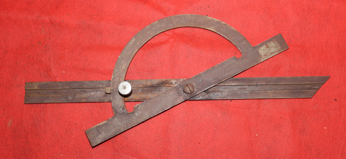 Transportador de ángulos antiguo de metal con acabado envejecido, ideal para decoración vintage en el hogar o colección.