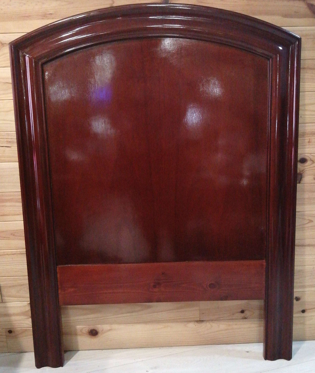 Cabecero de caoba con acabado brillante y diseño arqueado, ideal para añadir elegancia y calidad a tu dormitorio. Mueble de decoración artesanal.