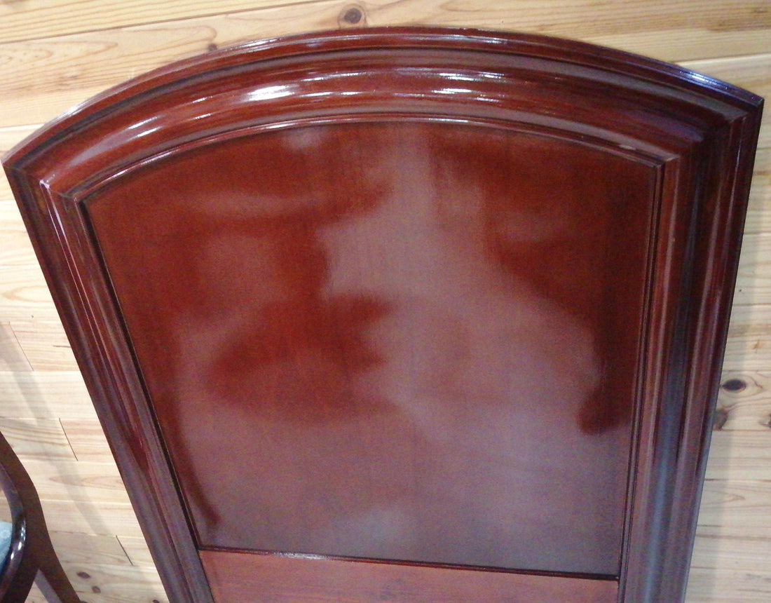 Cabecero de caoba con acabado brillante y diseño arqueado, ideal para añadir elegancia y calidad a tu dormitorio. Mueble de decoración artesanal.