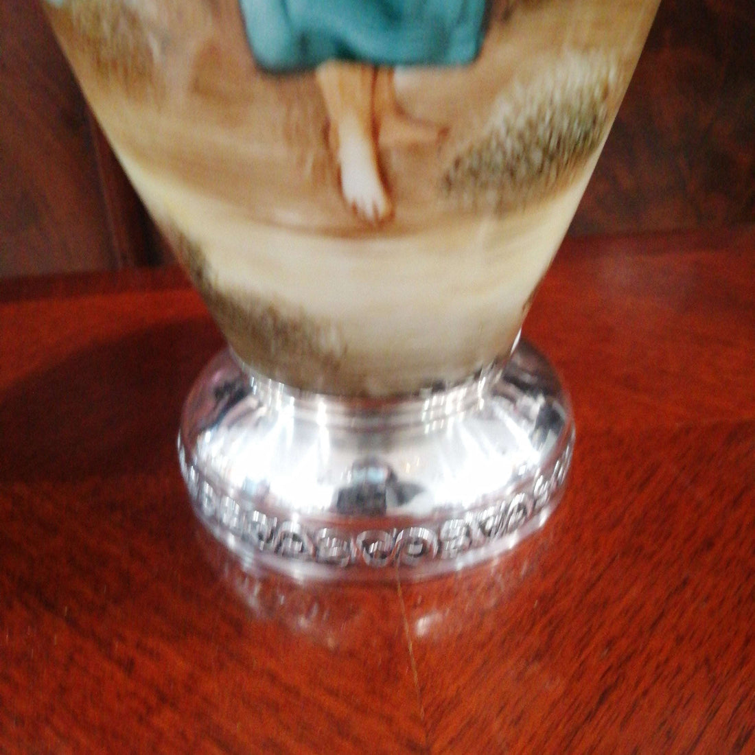 Jarrón de porcelana fina con plata de ley, decorado a mano con escena campestre y detalles clásicos, ideal para decorar interiores elegantes.