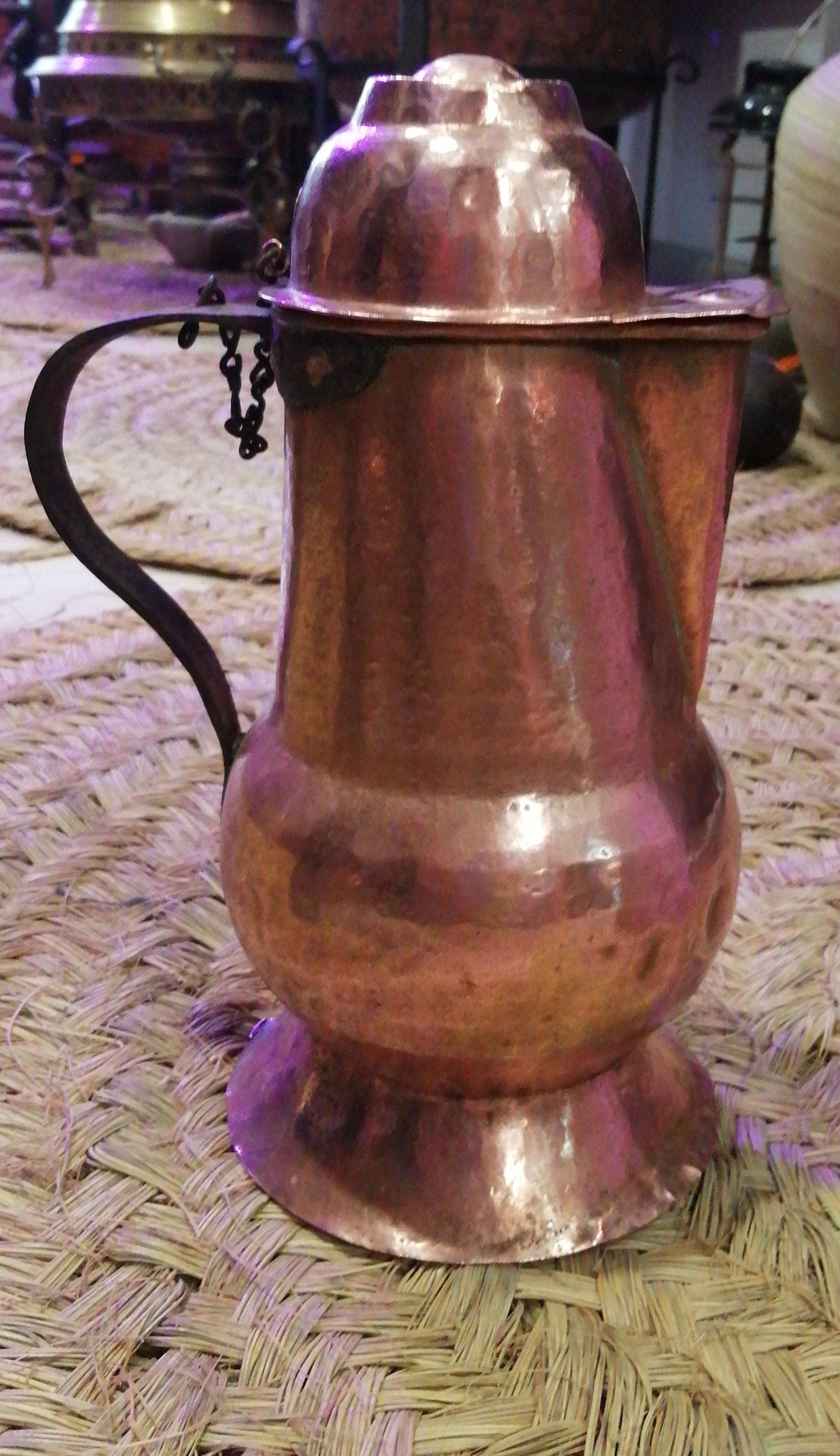 Jarra de cobre con tapadera del siglo XIX con asa de hierro forjado, ideal para decoración vintage en el hogar. Pieza única de alta calidad.