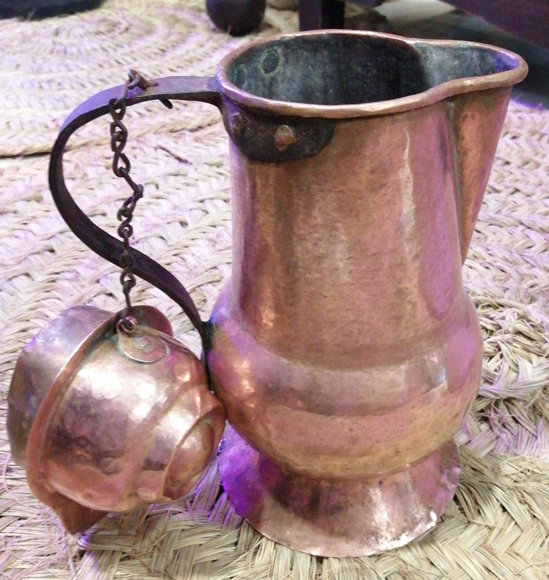 Jarra de cobre con tapadera del siglo XIX, con asa de hierro forjado, ideal para decoración vintage en hogar o jardín. Pieza antigua de alta calidad.