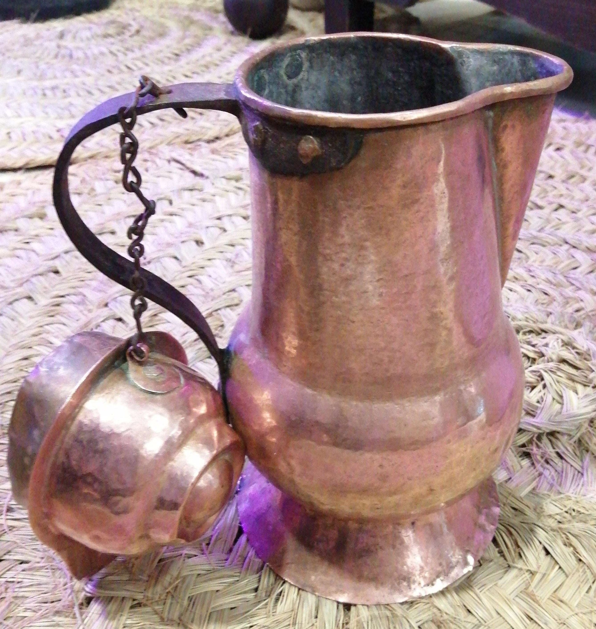 Jarra de cobre con tapadera del siglo XIX, con asa de hierro forjado, ideal para decoración vintage en hogar o jardín. Pieza antigua de alta calidad.