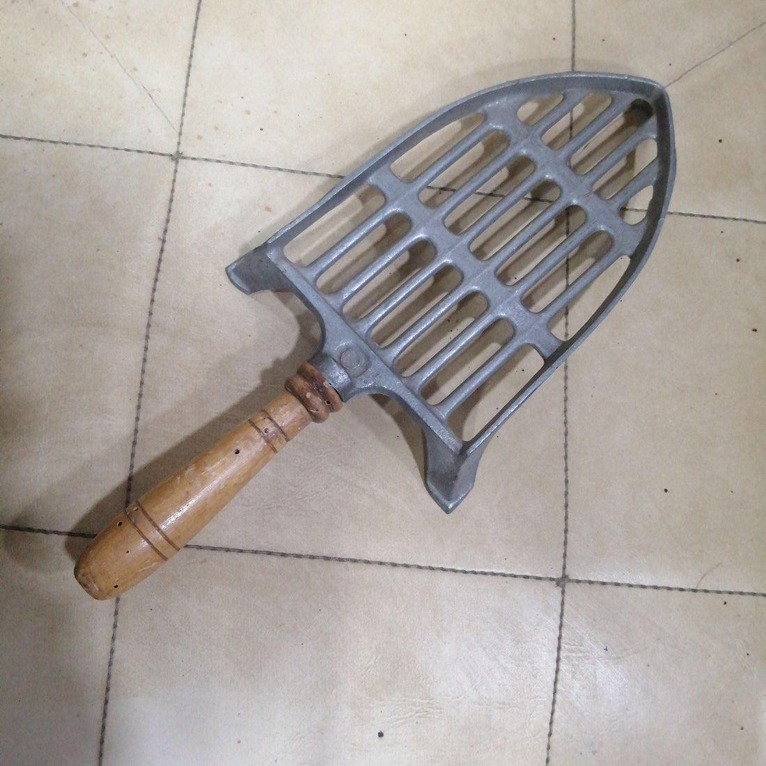 Descansadero de aluminio y madera para planchas - alta calidad, diseño rústico ideal para decoración vintage en el hogar o jardín.