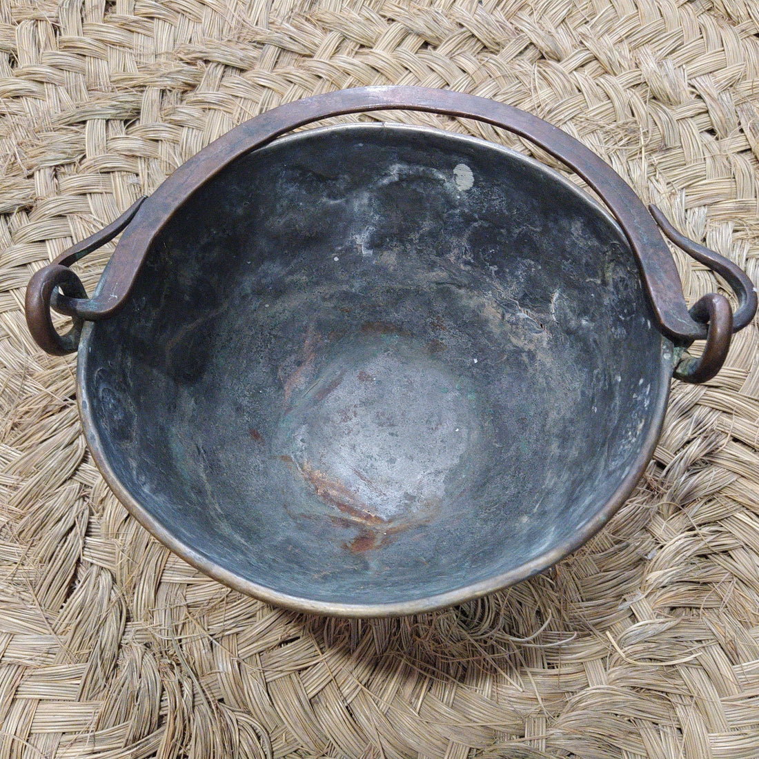 Caldero/olla de cobre decorativa y funcional de alta calidad, con acabado envejecido, ideal para decoración vintage en hogar o jardín.