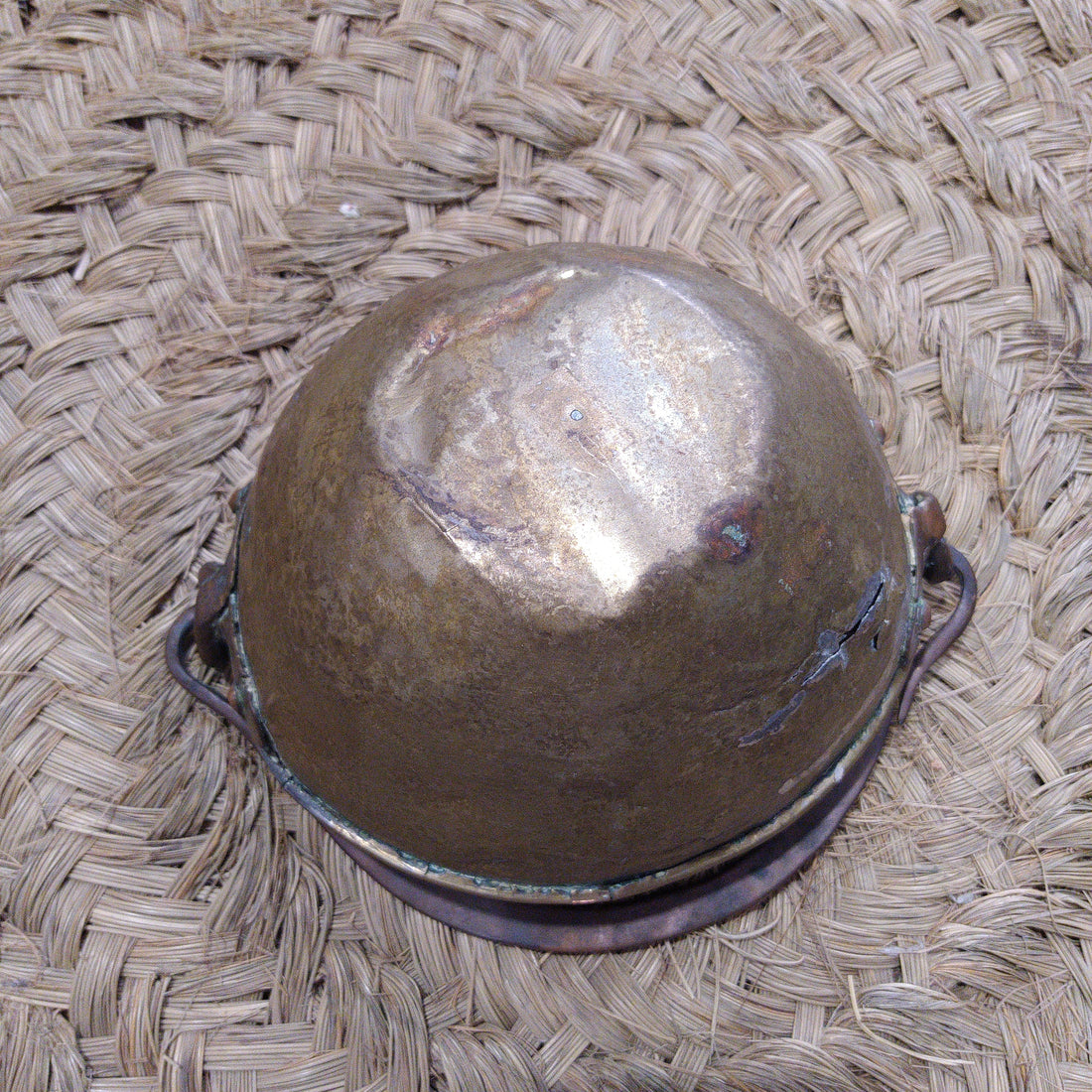 Caldero/olla de cobre decorativa y funcional de alta calidad, con acabado envejecido, ideal para decoración vintage en hogar o jardín.