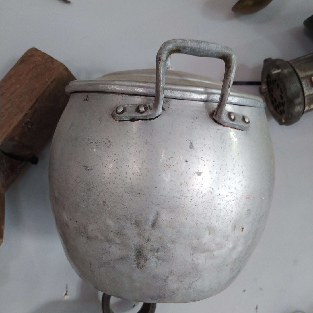 Olla de aluminio con tapa estilo vintage, ideal para decoración de cocina rústica. Pieza antigua con acabado envejecido y asa remachada.