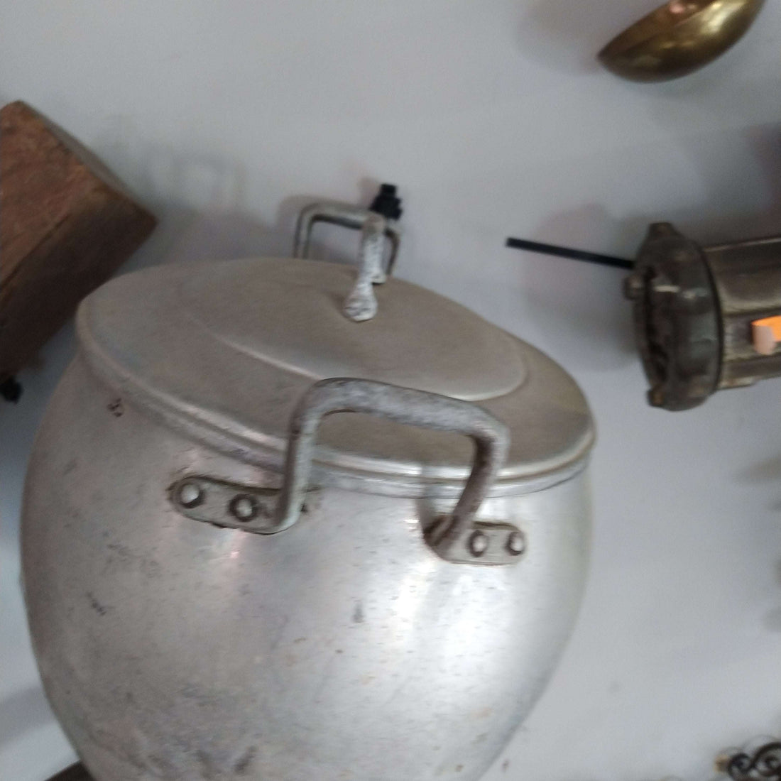 Olla de aluminio con tapa estilo vintage, ideal para decoración de cocina rústica. Pieza antigua con acabado envejecido y asa remachada.