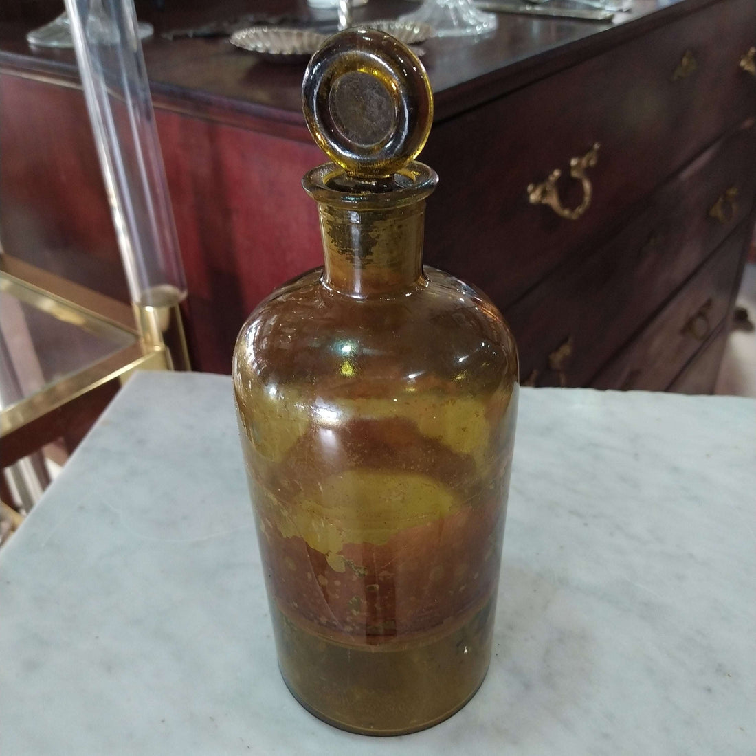 Frasco Farmacia Vintage en vidrio ámbar soplado con tapa original, ideal para decoración retro en hogar o boticas antiguas.