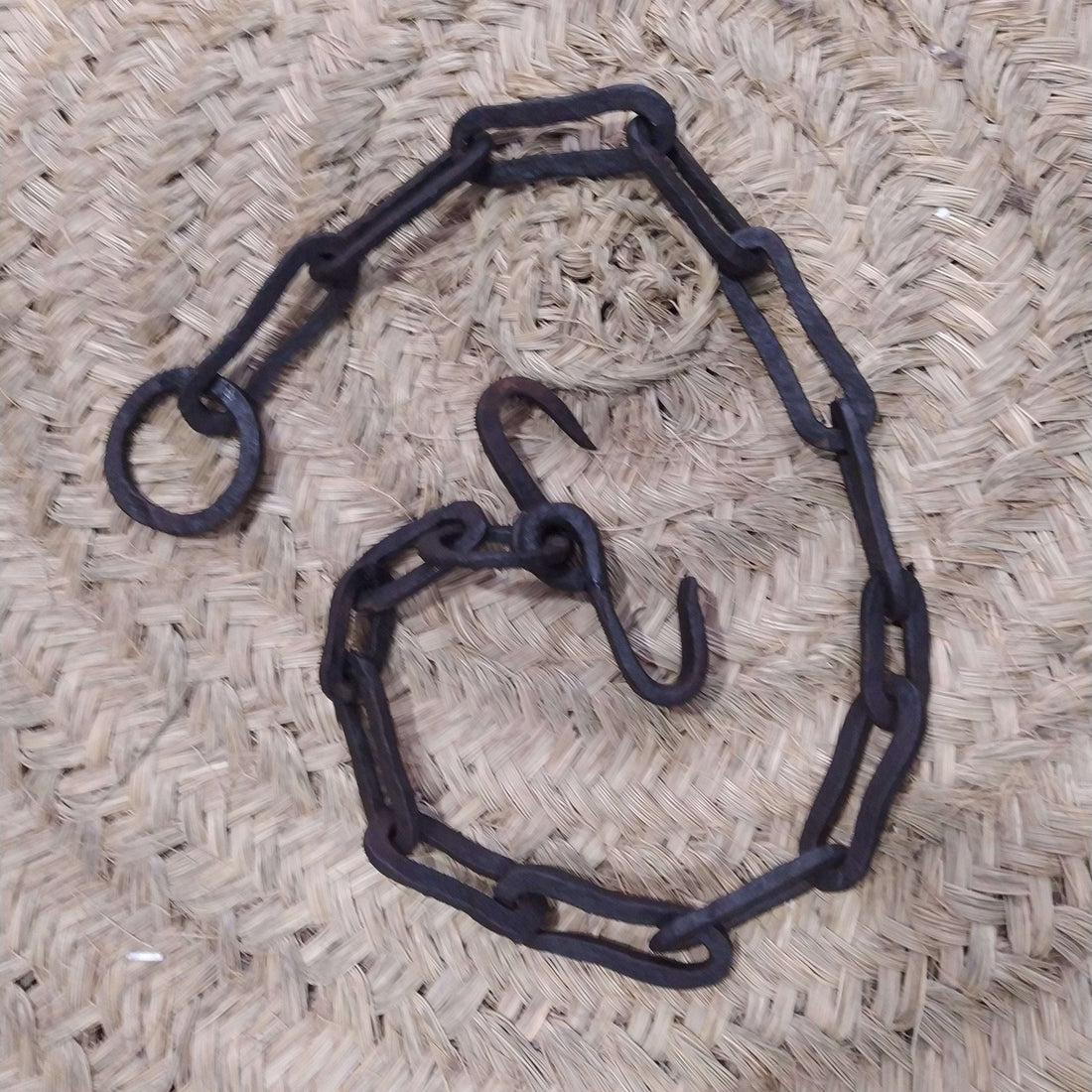 Cadena de hierro para calderos al fuego, ideal para decorar cocinas rústicas o chimeneas. Forjada a mano, mide 115 cm y tiene gancho en S.