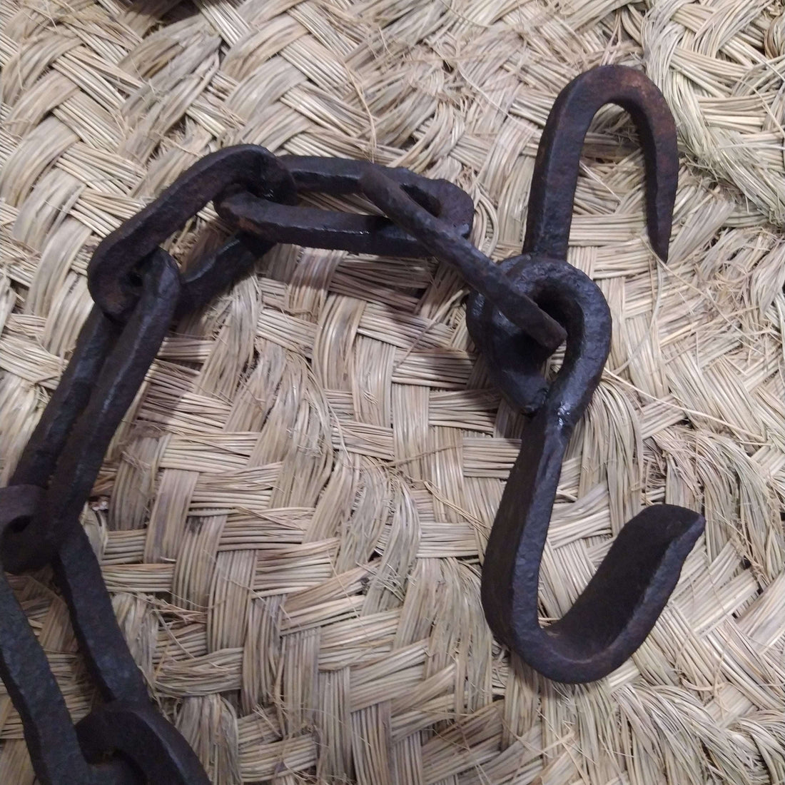 Cadena de hierro para calderos al fuego, ideal para decorar cocinas rústicas o chimeneas. Forjada a mano, mide 115 cm y tiene gancho en S.
