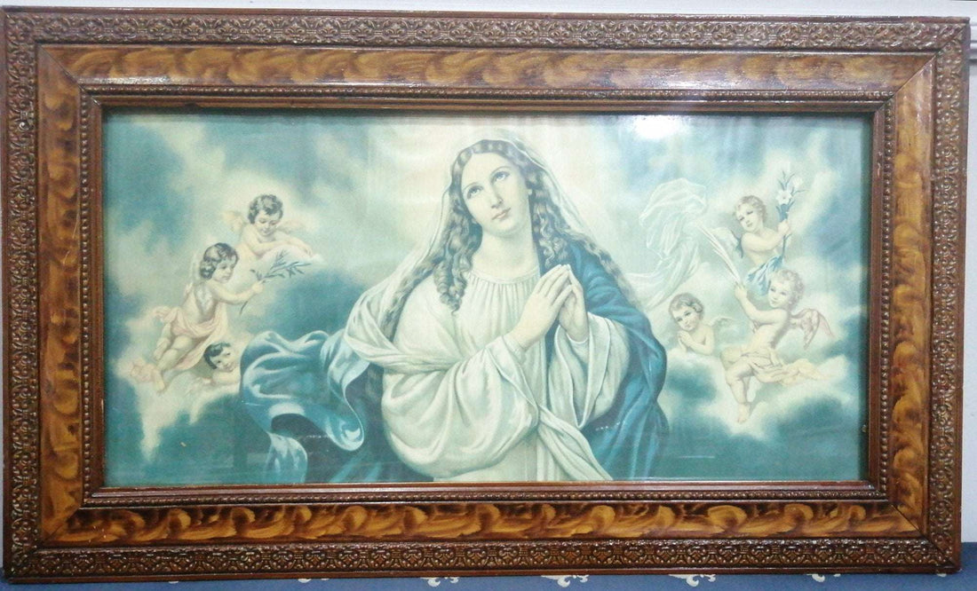 Lámina antigua de la Virgen Purísima con marco de caoba tallado, ideal para decoración religiosa en el hogar. Representación clásica con ángeles.