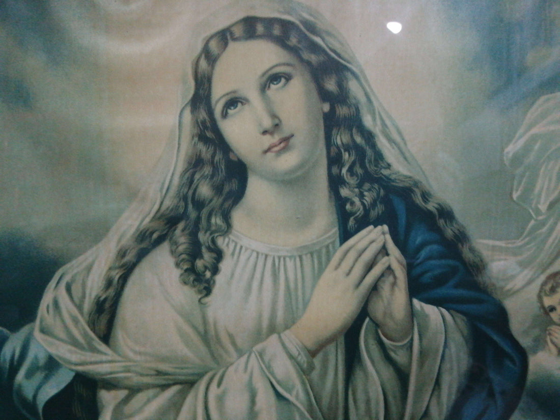 Lámina antigua de la Virgen Purísima con marco de caoba tallado, ideal para decoración religiosa en el hogar. Representación clásica con ángeles.