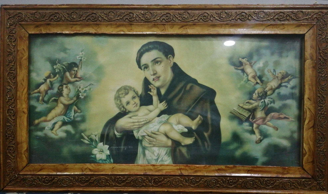 Lamina antigua de San Antonio con marco de caoba, ideal para decoración clásica del hogar. Representación religiosa con querubines en fondo celestial.