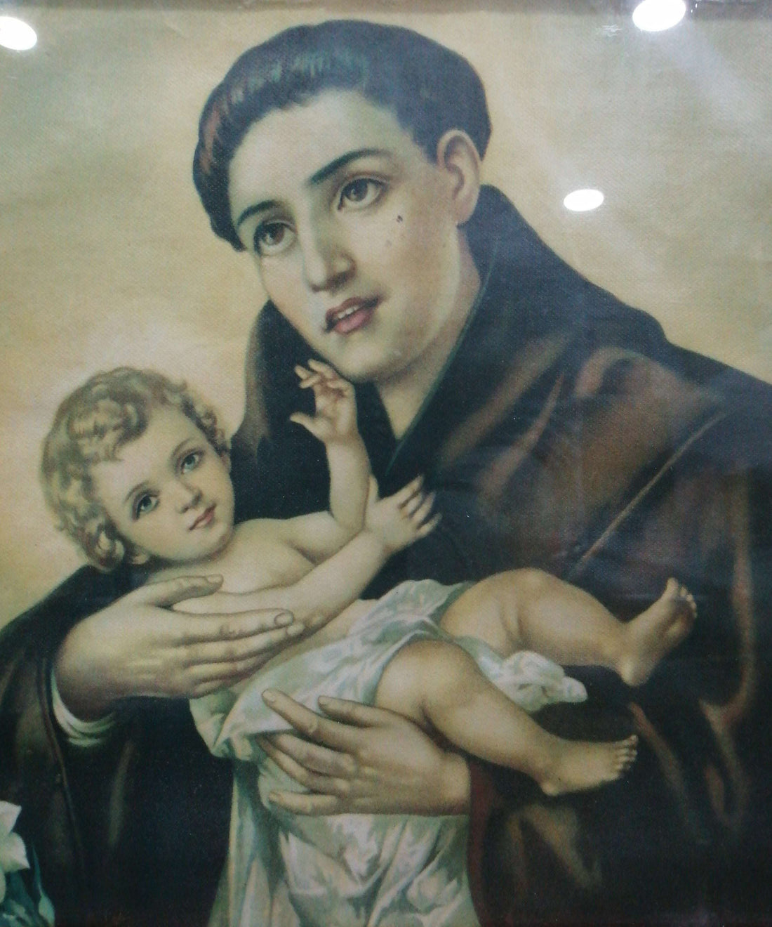 Lamina antigua de San Antonio con marco de caoba, ideal para decoración clásica del hogar. Representación religiosa con querubines en fondo celestial.