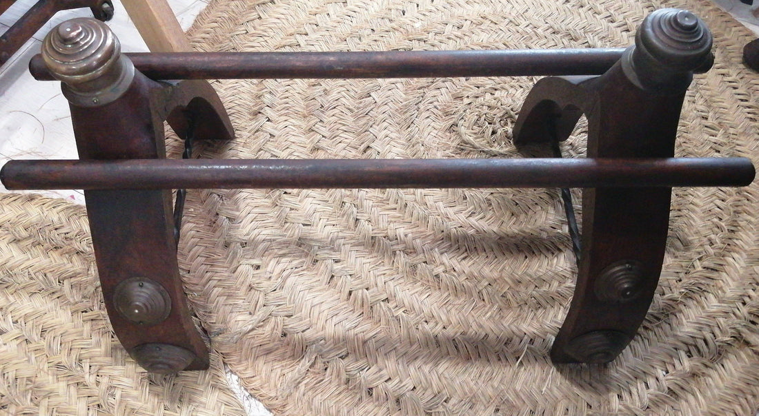 Montura de camello de madera antigua con detalles exquisitos en bronce, ideal para decoración rústica en interiores. Pieza artesanal única de colección.