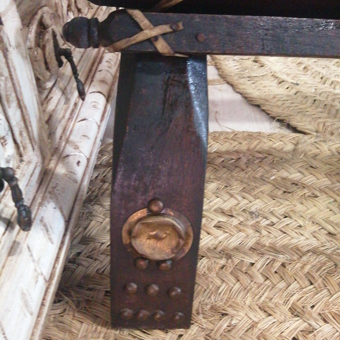 Montura de camello de madera antigua con detalles en bronce, ideal para decoración rústica o coleccionismo étnico en el hogar.