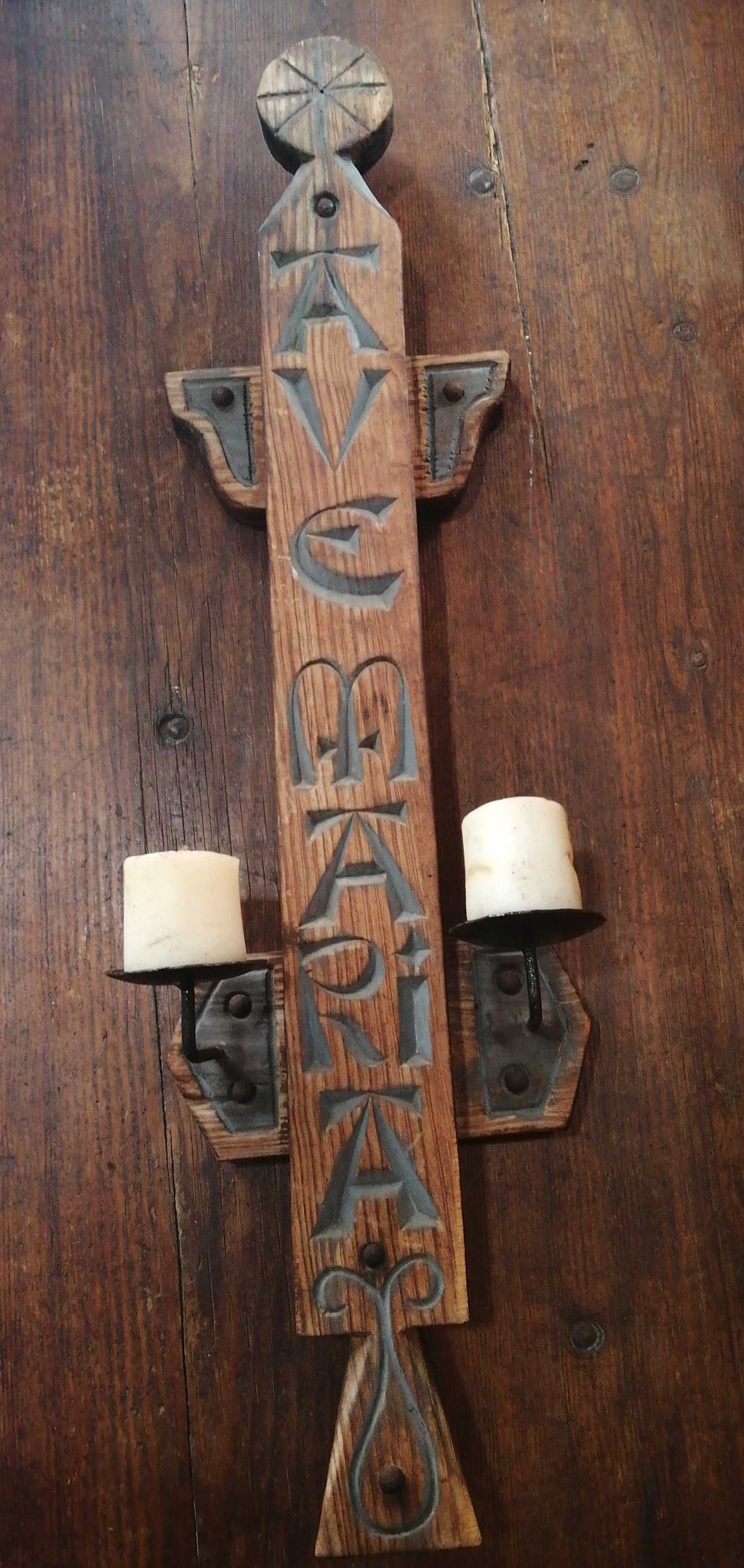 Porta velas madera y forja con “Ave Maria”, pieza antigua de decoración religiosa para colgar en pared. Ideal para ambientes rústicos y devocionales.