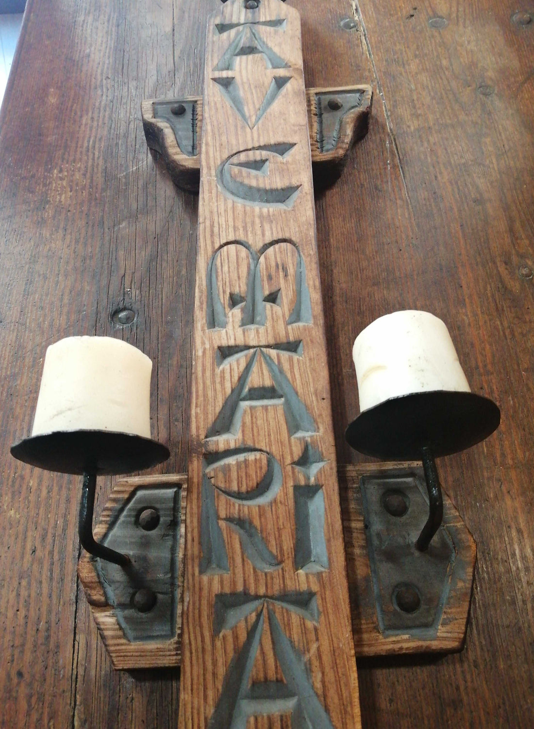 Porta velas madera y forja con “Ave Maria”, pieza antigua de decoración religiosa para colgar en pared. Ideal para ambientes rústicos y devocionales.