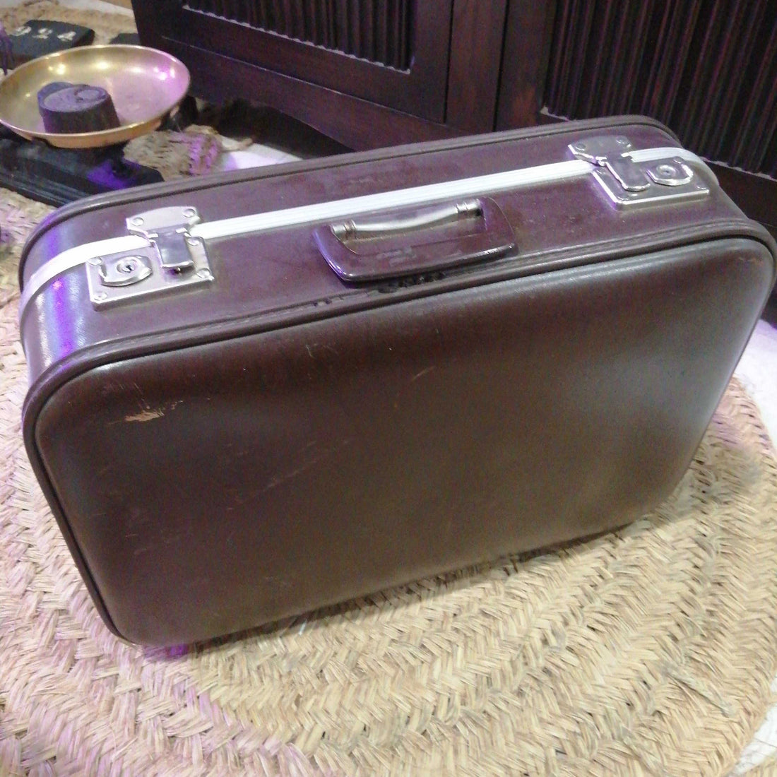 Maleta de viaje antigua de excelente calidad y estilo clásico en cuero marrón, ideal para decoración vintage en el hogar. Perfecta para Home & Garden > Decor.