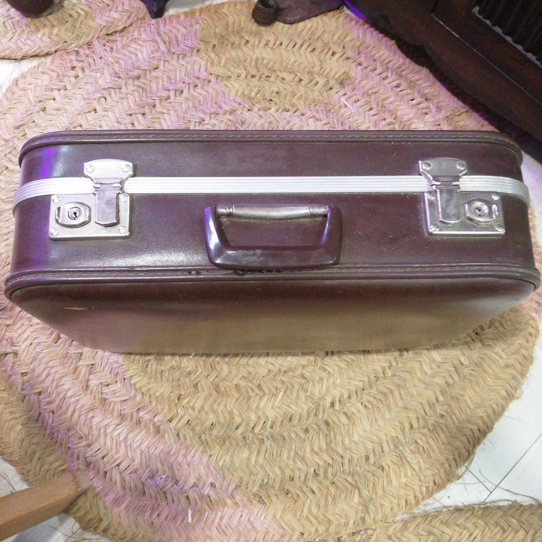 Maleta de viaje antigua de excelente calidad y estilo clásico en cuero marrón, ideal para decoración vintage en el hogar. Perfecta para Home & Garden > Decor.