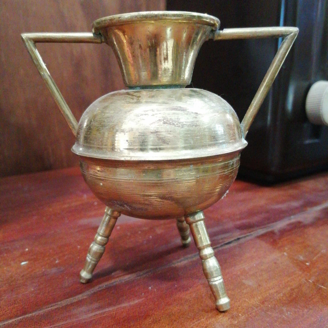 Macetero pote gallego de metal con tres patas, estilo antiguo y acabado rústico, ideal para decoración de interiores vintage.