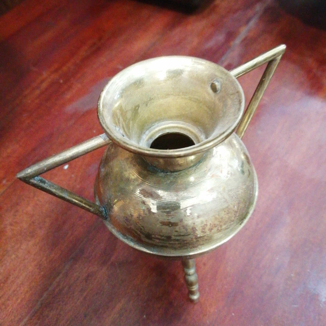 Macetero pote gallego de metal con tres patas, estilo antiguo y acabado rústico, ideal para decoración de interiores vintage.