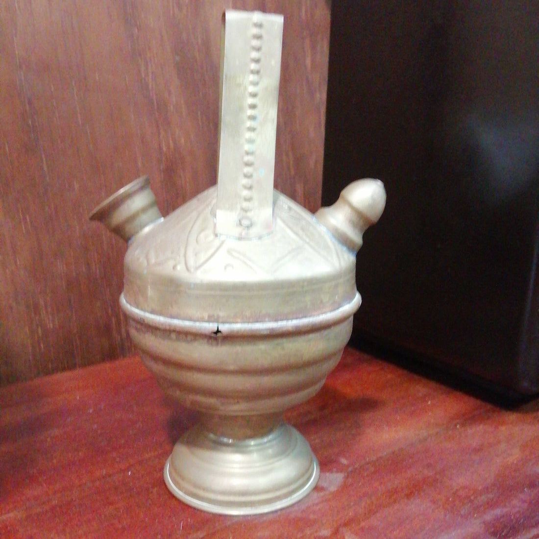 Botijo de metal decorativo con acabado antiguo, ideal para decoración vintage en el hogar. Producto de excelente calidad de Cositas Antiguas.