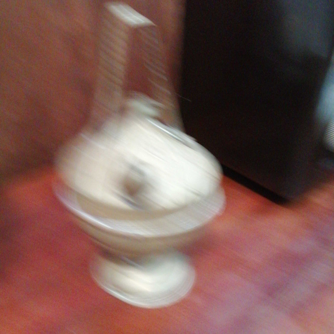 Botijo de metal decorativo con acabado antiguo, ideal para decoración vintage en el hogar. Producto de excelente calidad de Cositas Antiguas.