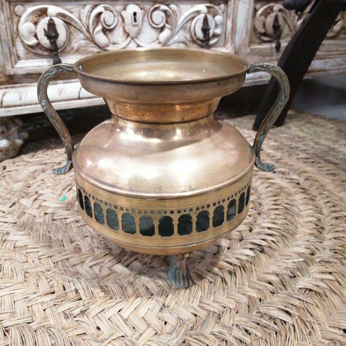 Macetero de metal de excelente calidad para interiores y exteriores con acabado antiguo y asas decorativas, ideal para decoración vintage.