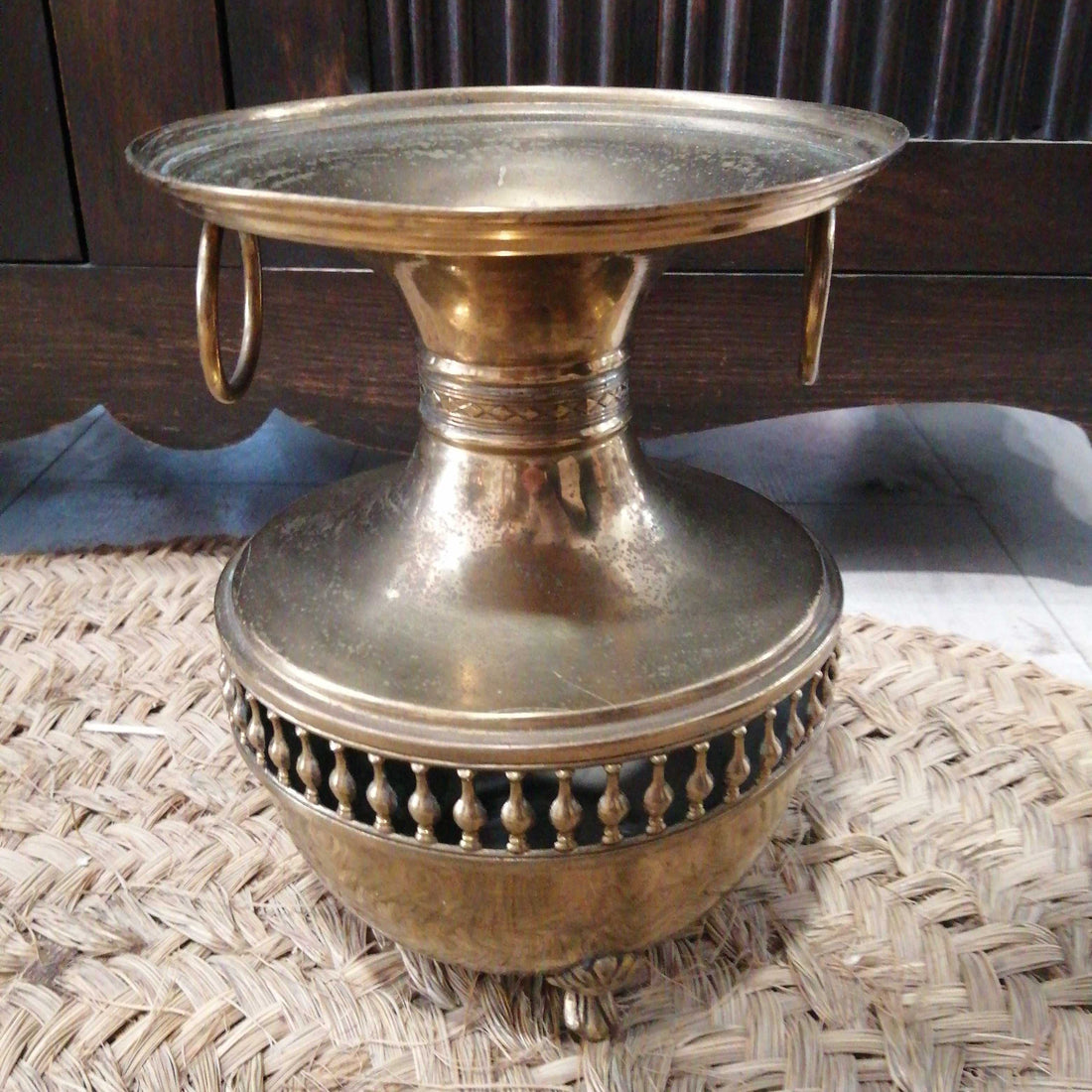 Jarrón de metal de calidad con diseño cómodo y duradero, acabado antiguo y detalles ornamentales, ideal para decoración vintage en el hogar.