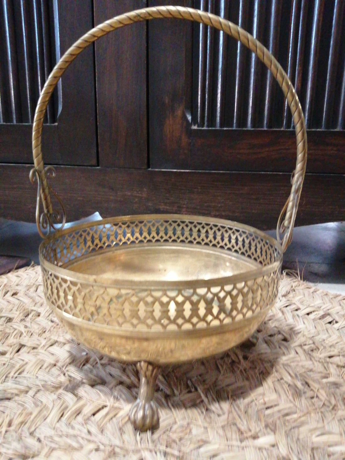 Canasto de metal para flores o maceta con diseño calado y asa curva, ideal para decoración de interiores. Excelente calidad y estilo vintage.