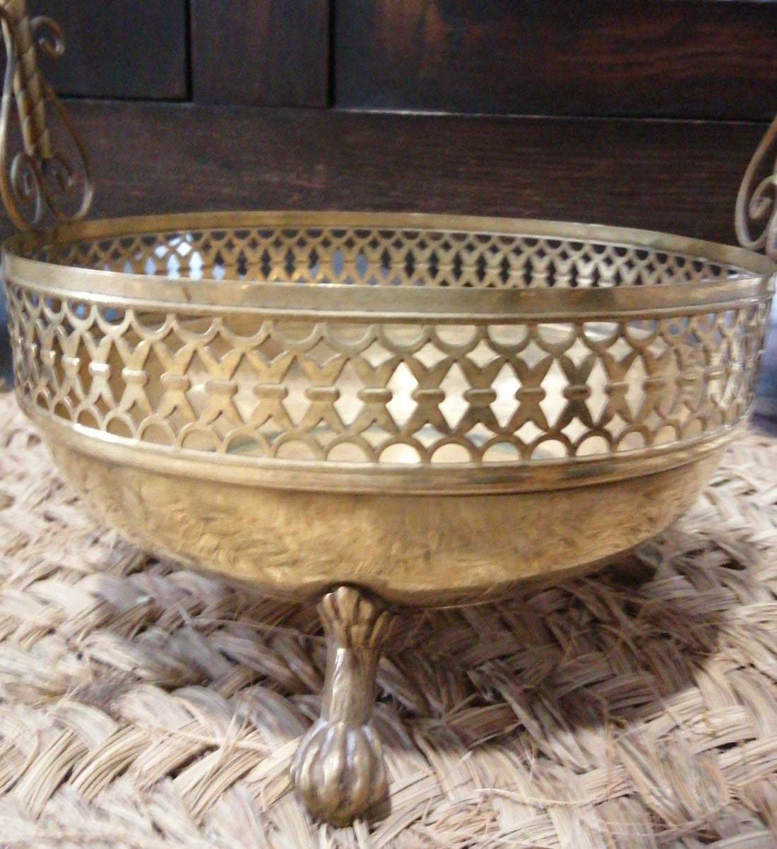 Canasto de metal para flores o maceta con diseño calado y asa curva, ideal para decoración de interiores. Excelente calidad y estilo vintage.