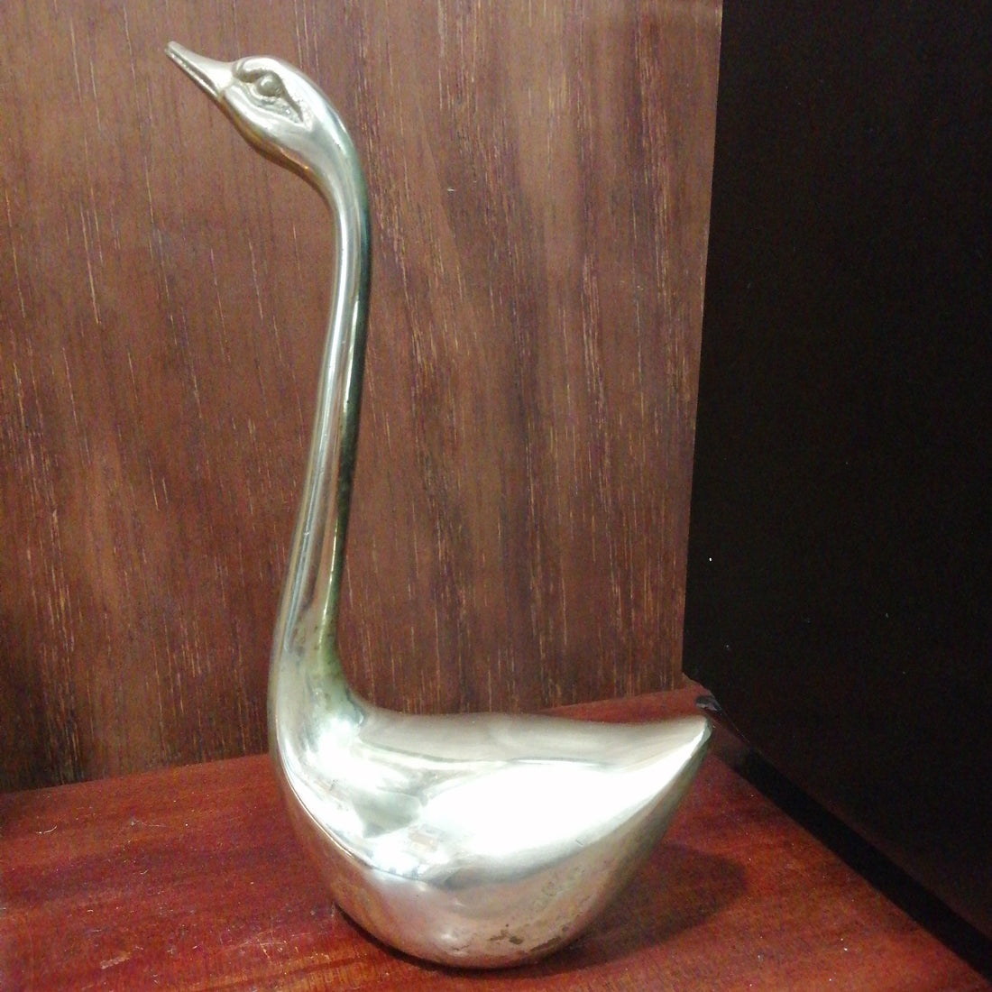 Figura decorativa de cisne de metal antiguo, diseño elegante con acabado brillante, ideal para decoración de interiores. Medidas 20 cm de alto.