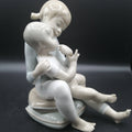 Figura de porcelana niño y niña sentada | Elegancia y calidad con diseño armonioso y estilo vintage para decoración de interiores.