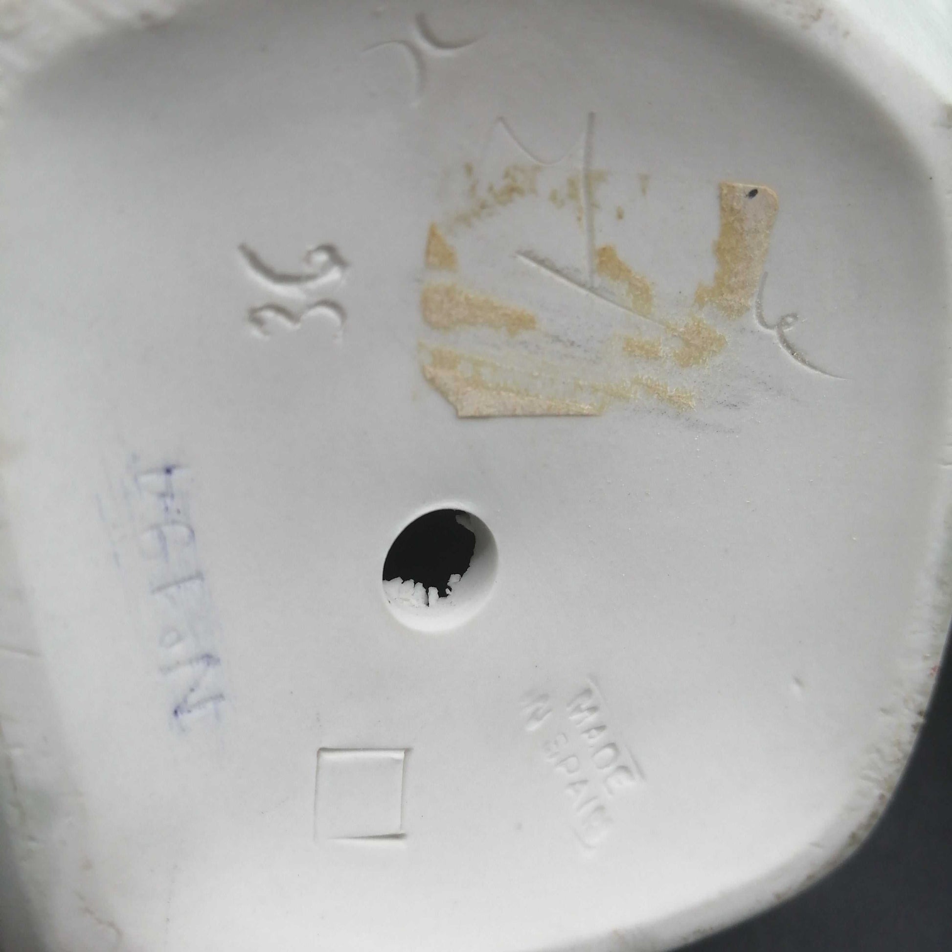 Base de figura de porcelana niño y niña sentada | Elegancia y calidad, muestra sello de fabricación y autenticidad artesanal.