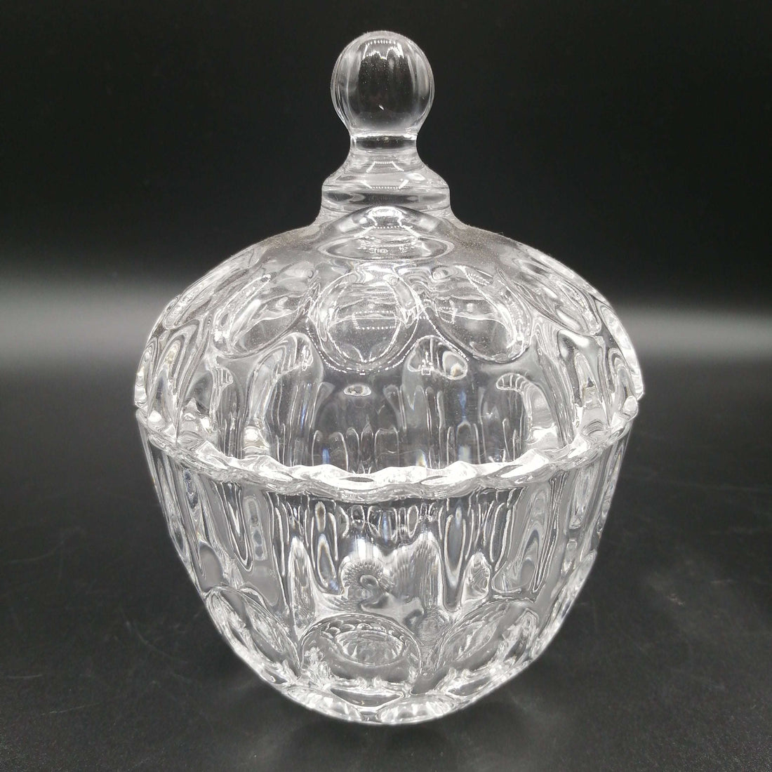 Tarro de cristal tallado con tapa, diseño vintage y elegante ideal para decoración del hogar. Perfecto para almacenar con estilo en cocina o sala.