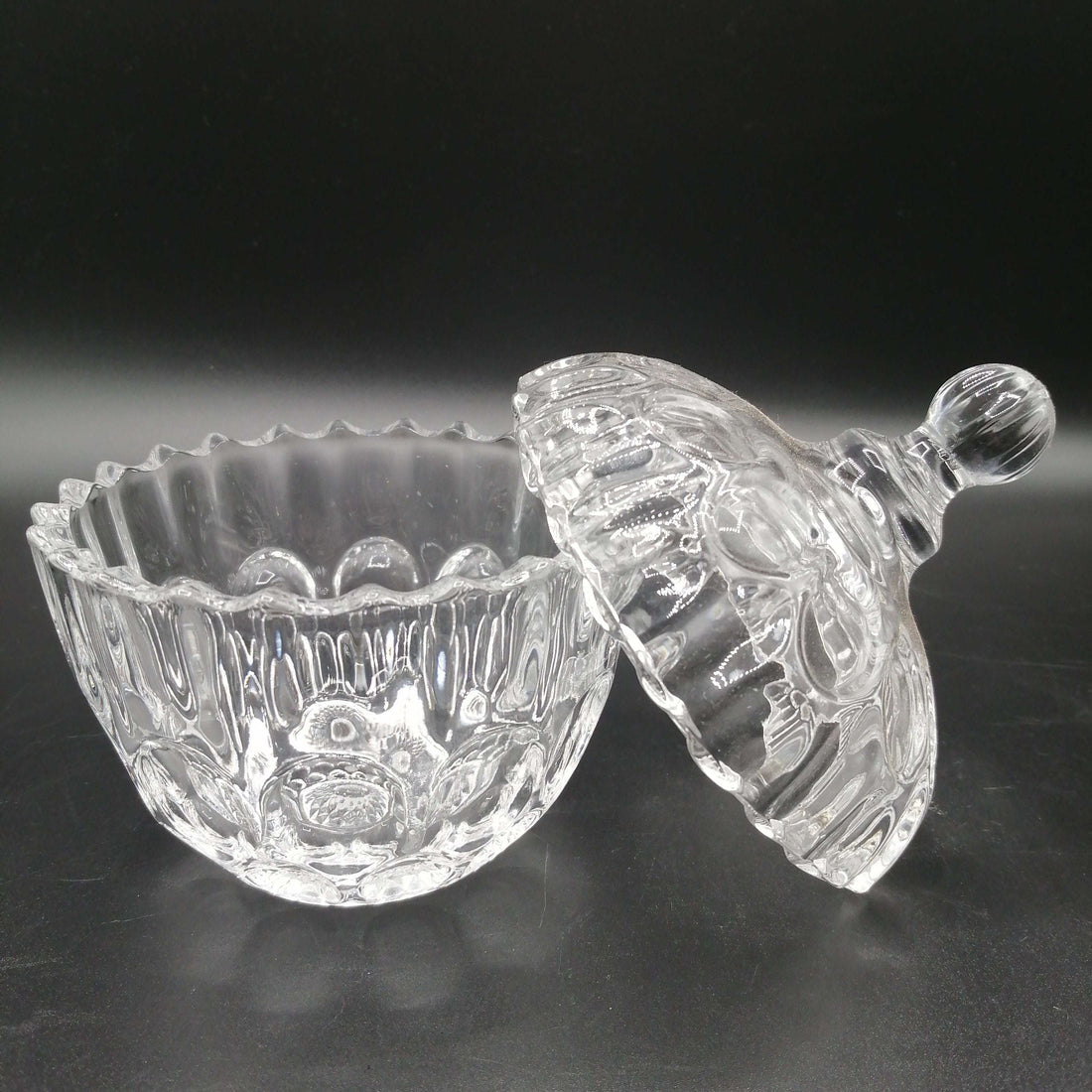 Tarro de cristal tallado con tapa, diseño vintage y elegante ideal para decoración del hogar. Perfecto para almacenar con estilo en cocina o sala.