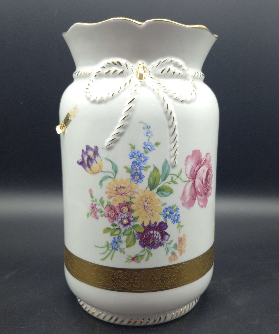 Jarron de porcelana pintado a mano de excelente calidad con flores multicolor y detalles en oro de ley, ideal para decoración elegante del hogar.
