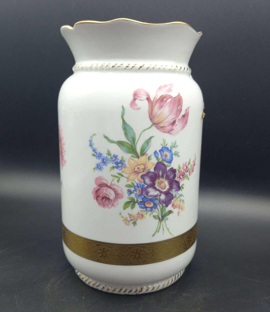 Jarron de porcelana pintado a mano de excelente calidad con flores multicolor y detalles en oro de ley, ideal para decoración elegante del hogar.