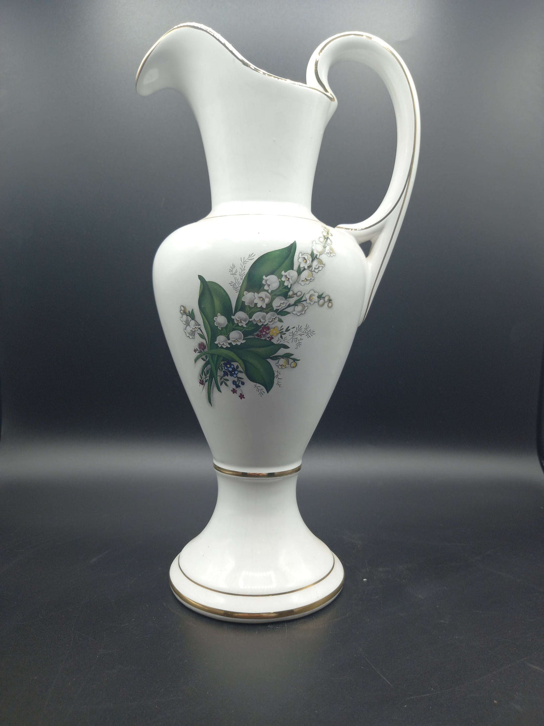 Jarrón de cerámica de calidad con diseño floral pintado a mano, ideal para decoración elegante en interiores clásicos o modernos.