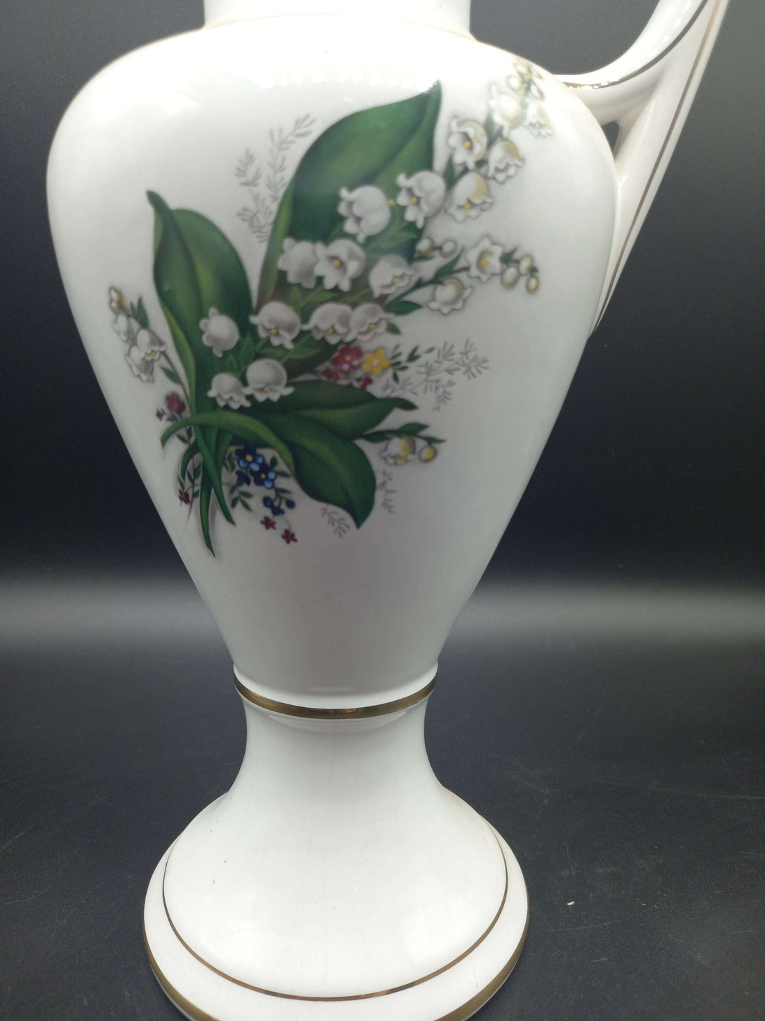 Jarrón de cerámica de calidad con diseño floral pintado a mano, ideal para decoración elegante en interiores clásicos o modernos.